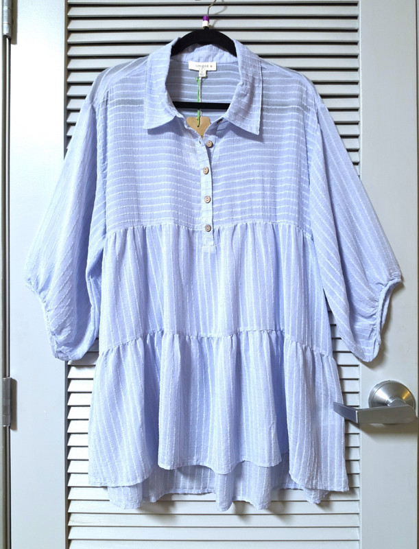 3/4 lt blue stipe texture tiered tail hem curved slev pleat top 1XL