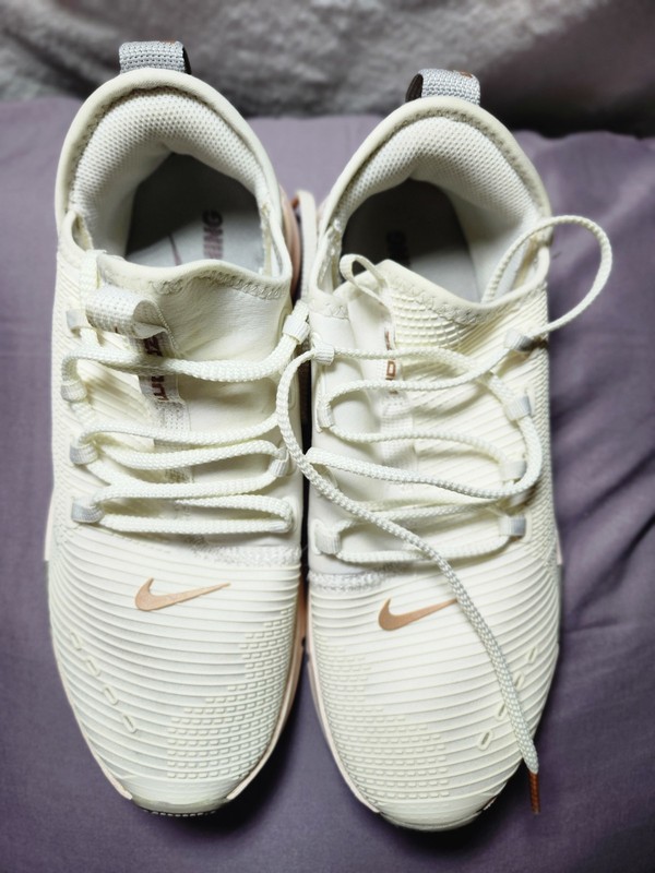 Nike Women’s Air Zoom Elevate Size 6 US White And Metallic Rose Gold