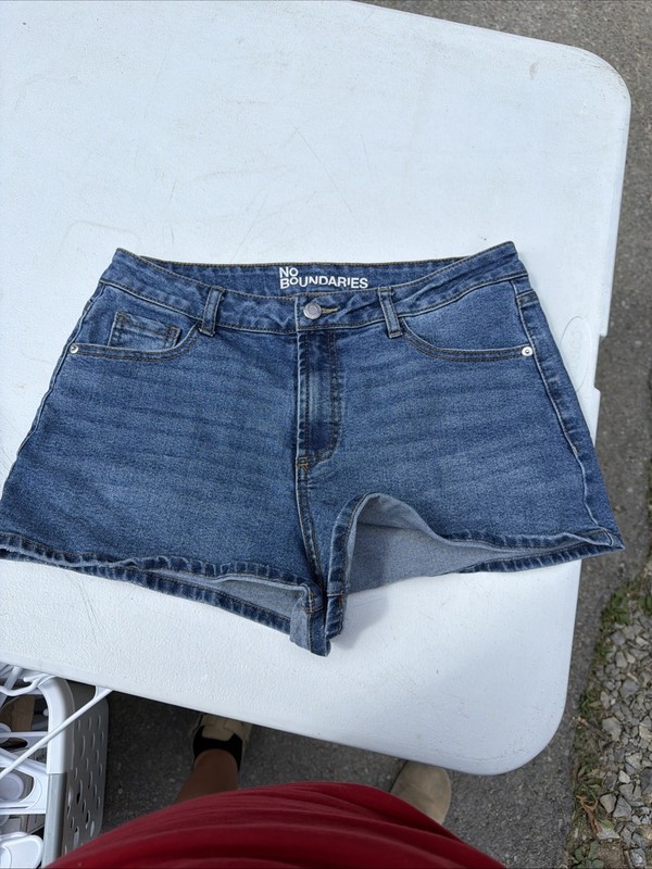 No Boundaries Women’s Blue Denim Shorts Size 10 High Rise (Z-142)
