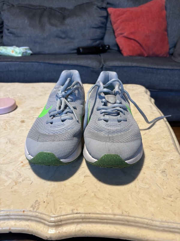 Nike Revolution 6 Light Smoke Grey/ Green Strike Sz 5.5 gallery