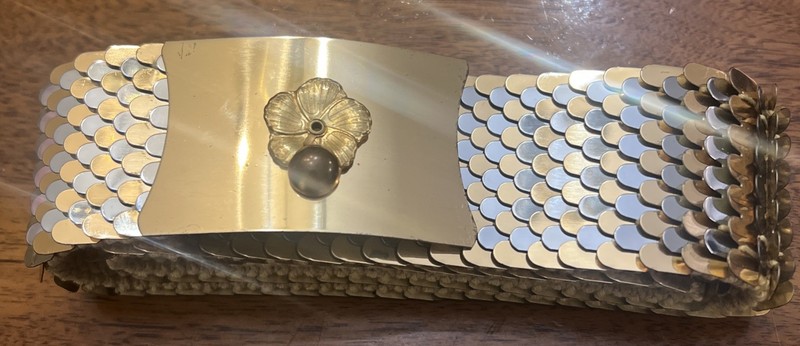 Vintage Gold Tone Metal Fish Scale Retro Womens Fashion Stretch Belt 1970’s/80’s