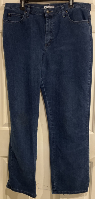 Jeans women’s relaxed fit at the waist 18 long 70% cotton 29% polyester 1% spand