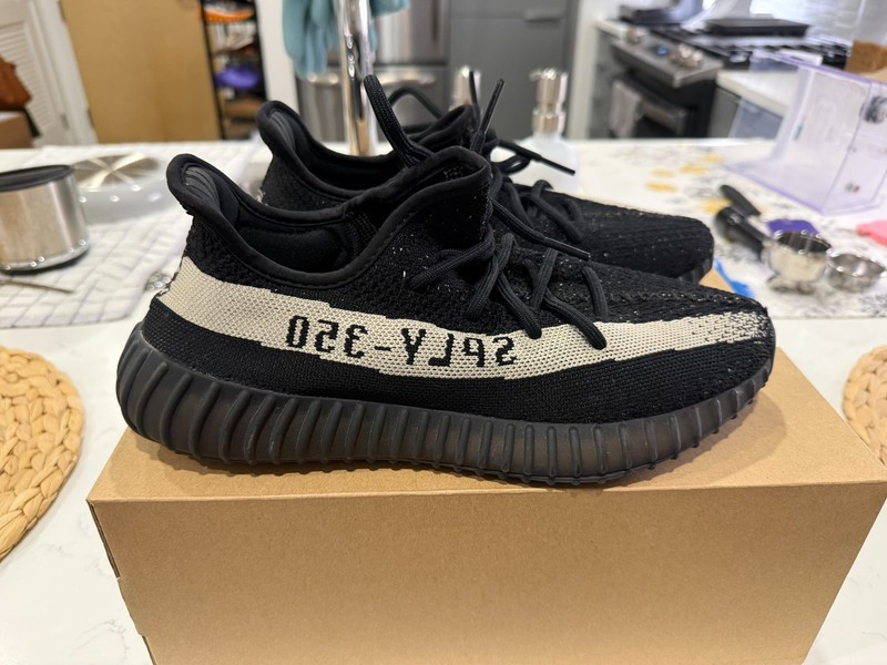 Mens adidas Yeezy Boost 350 V2 Low Oreo BY1604 Men Size 10 *Excellent*