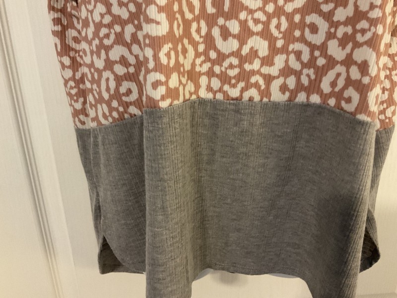 Women's ABOVE AND BEYOND Beige & Gray Short Sleeve Shirt Size 3X -B32 gallery