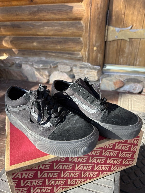 VANS Knu-Skool Men’s Low Top Lace-Up Suede Sneakers Black/True White 2023
