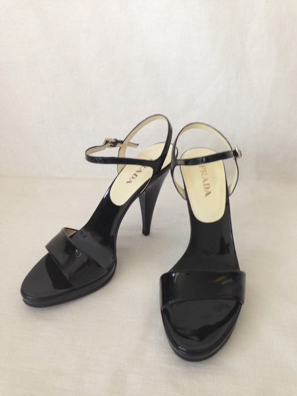 PRADA 5 INCHES PATENT BLACK HILLS. SIZE 39 or 9. INSIDE LENGTH 10.1/4″