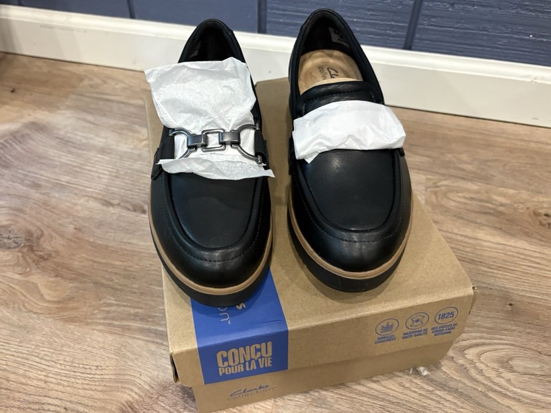 Clarks Collection Women's Black Leather Wide Slip-On Loafers Cushioned 8 gallery