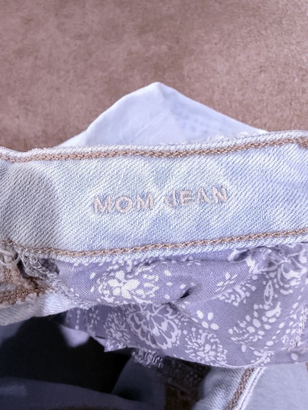Womens American Eagle Light Wash Mom Jeans W/ Paisley Print Pockets Size 00R gallery