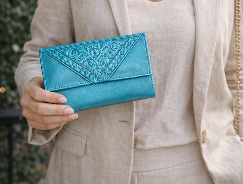 Multi-pocket wallet in genuine leather with magnetic closure gallery
