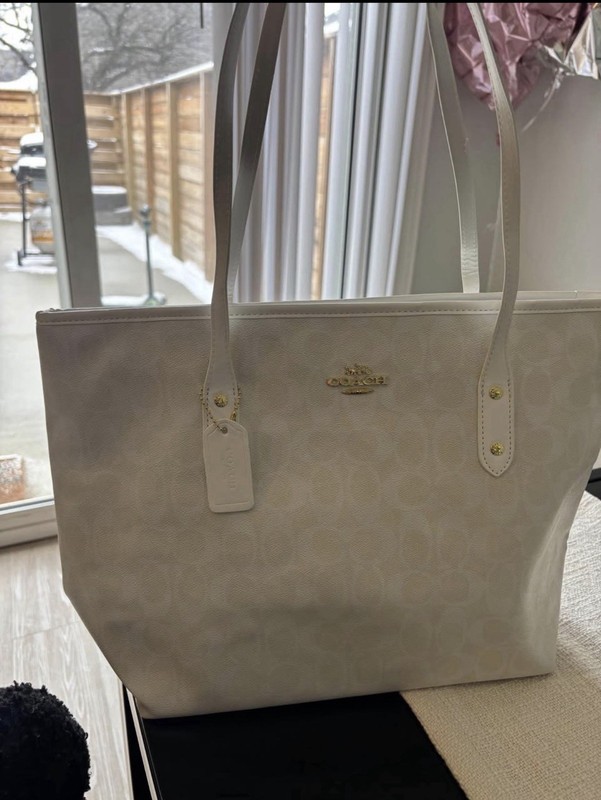 COACH City Tote – Signature Canvas Chalk/White (Nueva)
