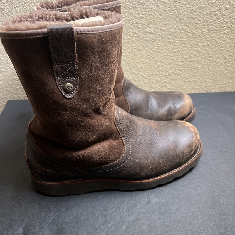 Dark grey UGG boots men size 9-8 in great conditions