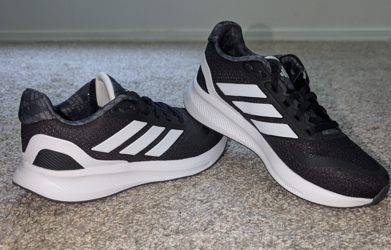 BRAND NEW Adidas Runfalcon 5 J Running Sneaker Black/White Size 4.5 Youth gallery