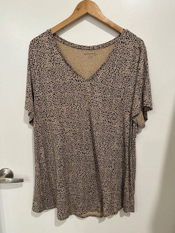 Women’s Amazon Essentials Short Sleeve V-Neck Top Leopard Print 2X