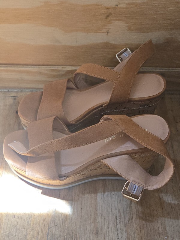 Madden girl Women's Peach Wedge Heel Size 8.5M gallery