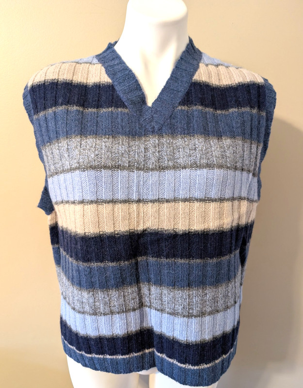 MAURICES Size Medium Sweater Vest 100% Wool Shetland Made in Hong Kong 30503 NWT