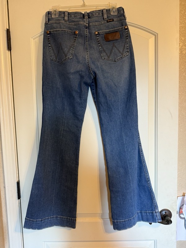 Wrangler Retro Women’s Bootcut Jeans, Medium Wash, Mid Rise (29x32) gallery