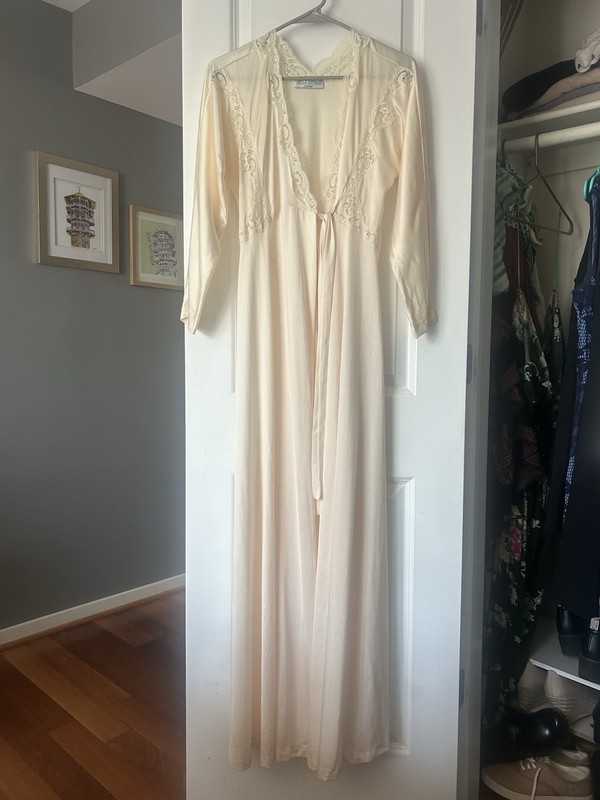 Vintage Lily of France Ivory Satin Peignoir Robe Tie Front Size Medium