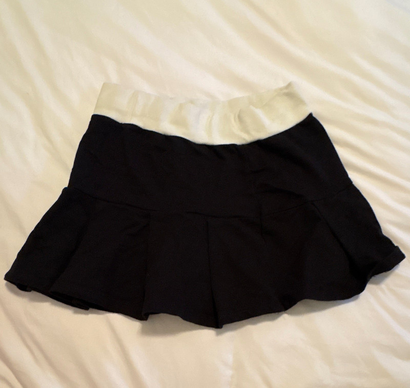 Fashion Nova Black & White Pleated Mini Skirt M Knit Elastic Waist Pull-On
