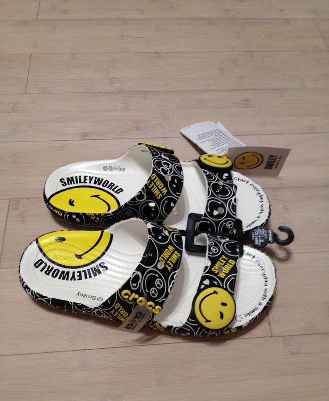 NWT RARE Classic Crocs Smiley World Sandals Men’s Size 5 / Women’s Size 7