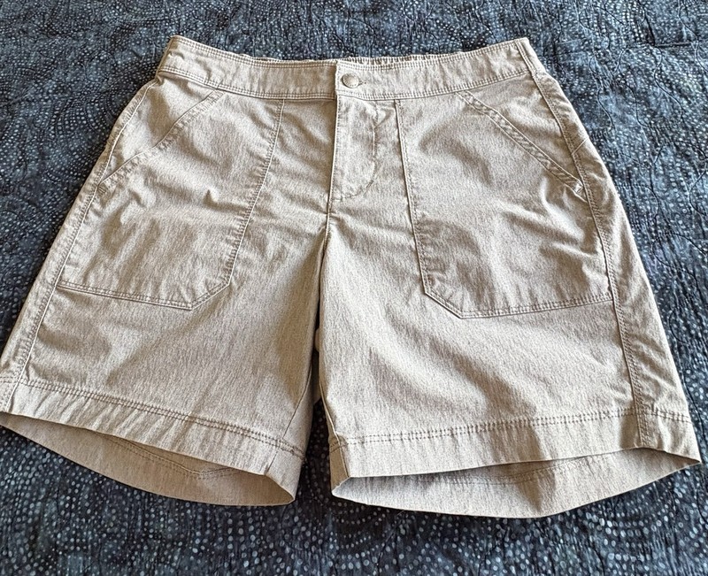 Columbia Women’s Gray Chino Shorts Size 8 Mid Rise 6″ Inseam Nylon Pockets
