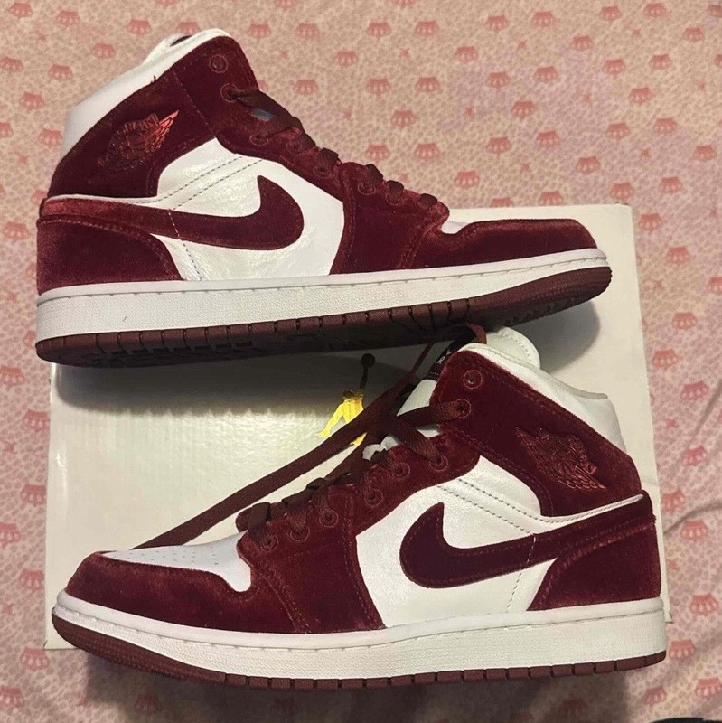 Jordan Women’s Air Jordan 1 Mid SE Red Velvet White/Team Red FZ3334-100