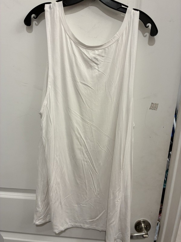 Torrid White Solid Knit V-Neck Sleeveless Stretch Tank Top Plus Size 3X gallery