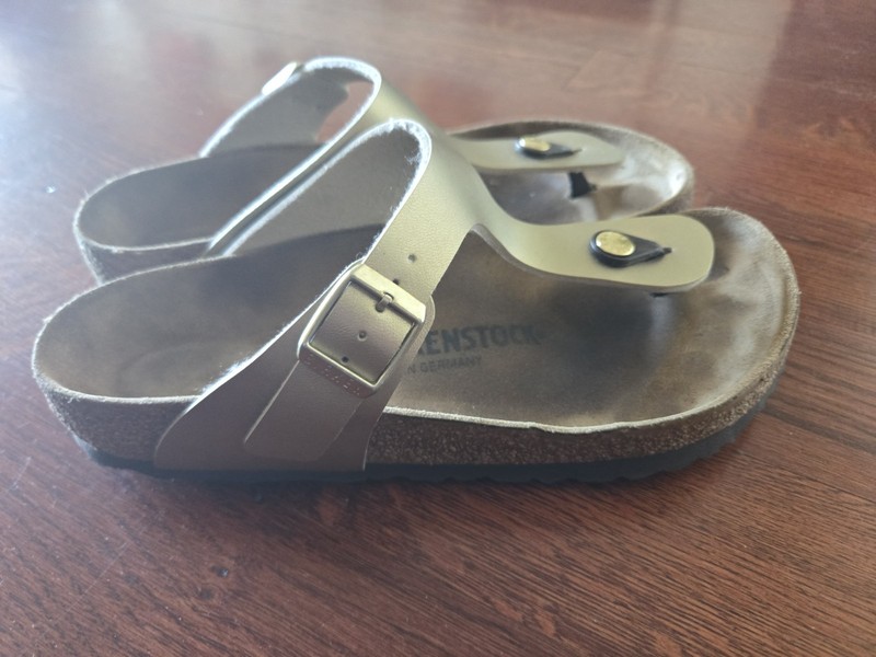 Birkenstock Gizeh Metallic Gold. Size EU:37/US 6-6 1/2