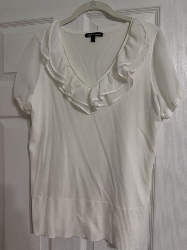 Cable & Gauge Women’s White Solid V-Neck Short Sleeve Knit Ruffle Blouse M